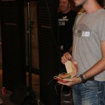 David León posando con su Burger Award