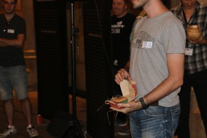 David León posando con su Burger Award