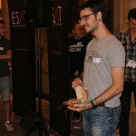 David León posando con su Burger Award