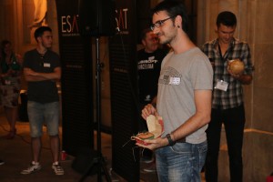 David León posando con su Burger Award