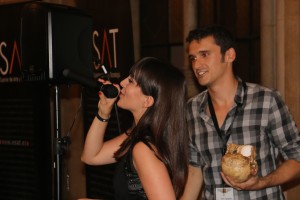 Gina presentando el premio Try Again